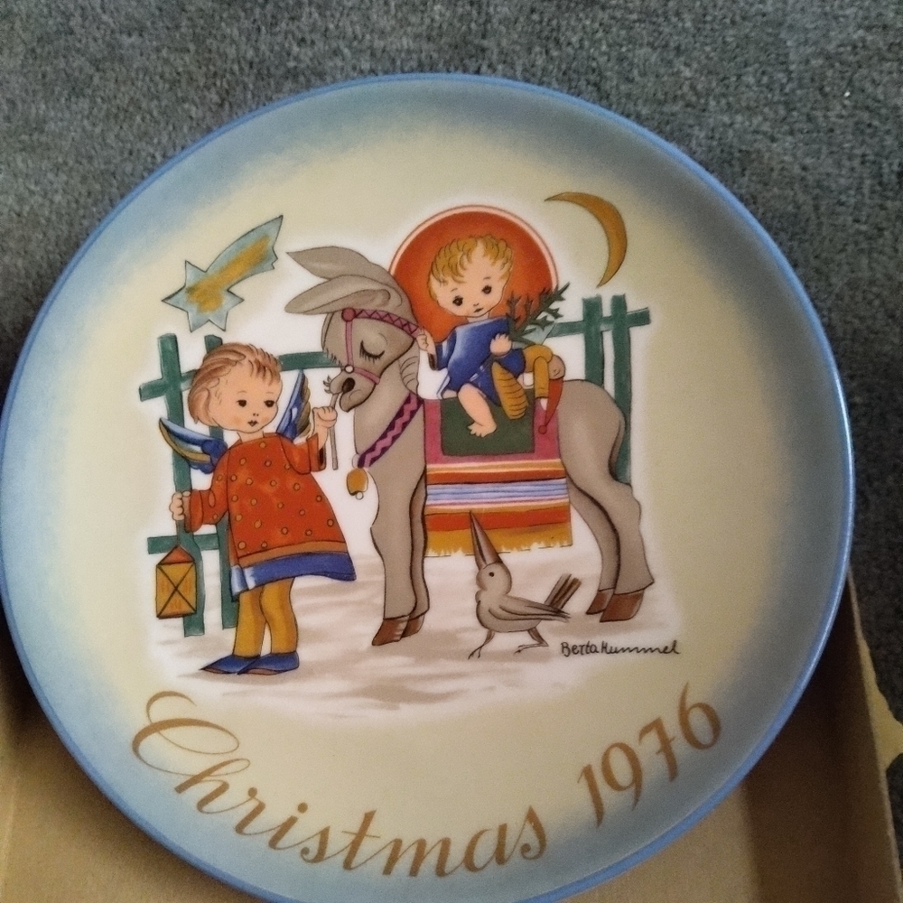 Christmas 1976 Schmidt collectibles, depicts works of sister Berta Hummel…​